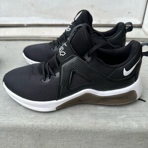 Nike Air Bella TR5 sneakers, size 8 womens
